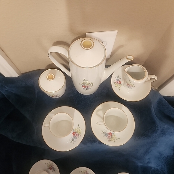 Source Unknown White Floral and Gold Dining Tea Set - Picture 5 of 5